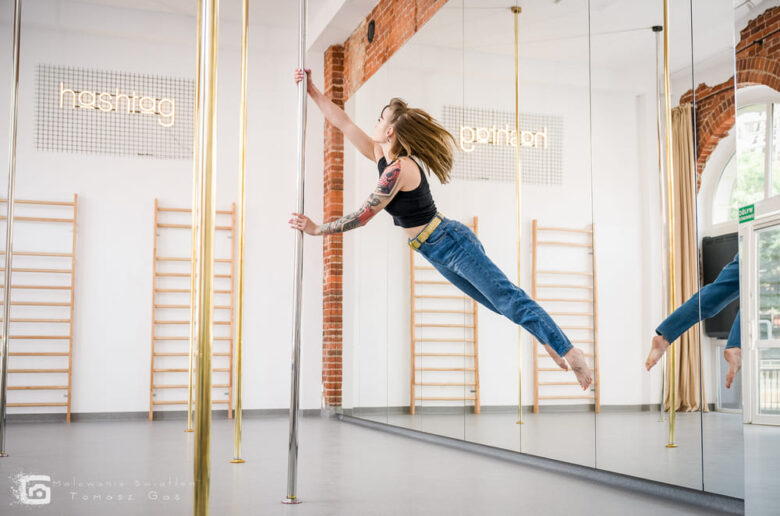pole dance spin